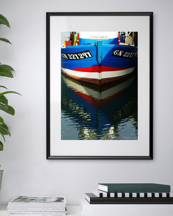 Danse des reflets – Bateau bleu en harmonie avec la mer