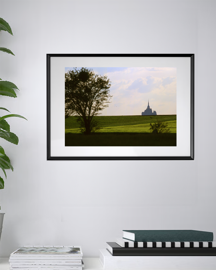 Silhouette enchantée du Mont au crépuscule champêtre