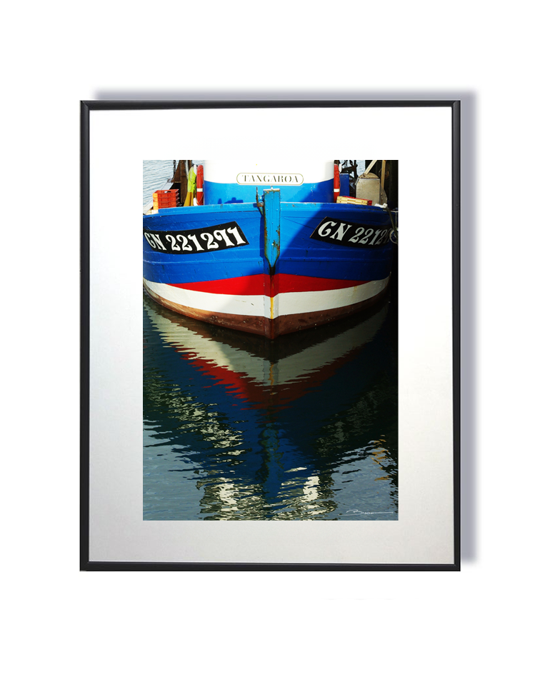 Danse des reflets – Bateau bleu en harmonie avec la mer