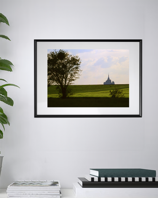 Silhouette enchantée du Mont au crépuscule champêtre