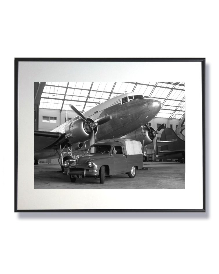 Douglas DC-3 et automobile ancienne – La poésie du passé