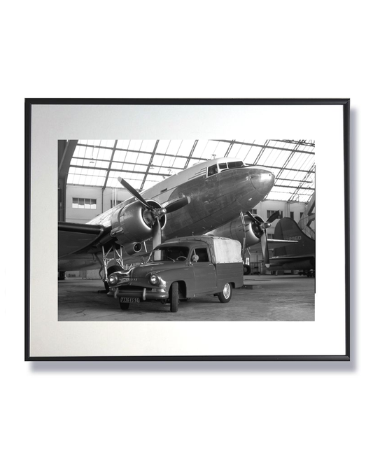 Douglas DC-3 et automobile ancienne – La poésie du passé