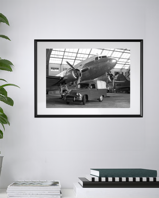 Douglas DC-3 et automobile ancienne – La poésie du passé