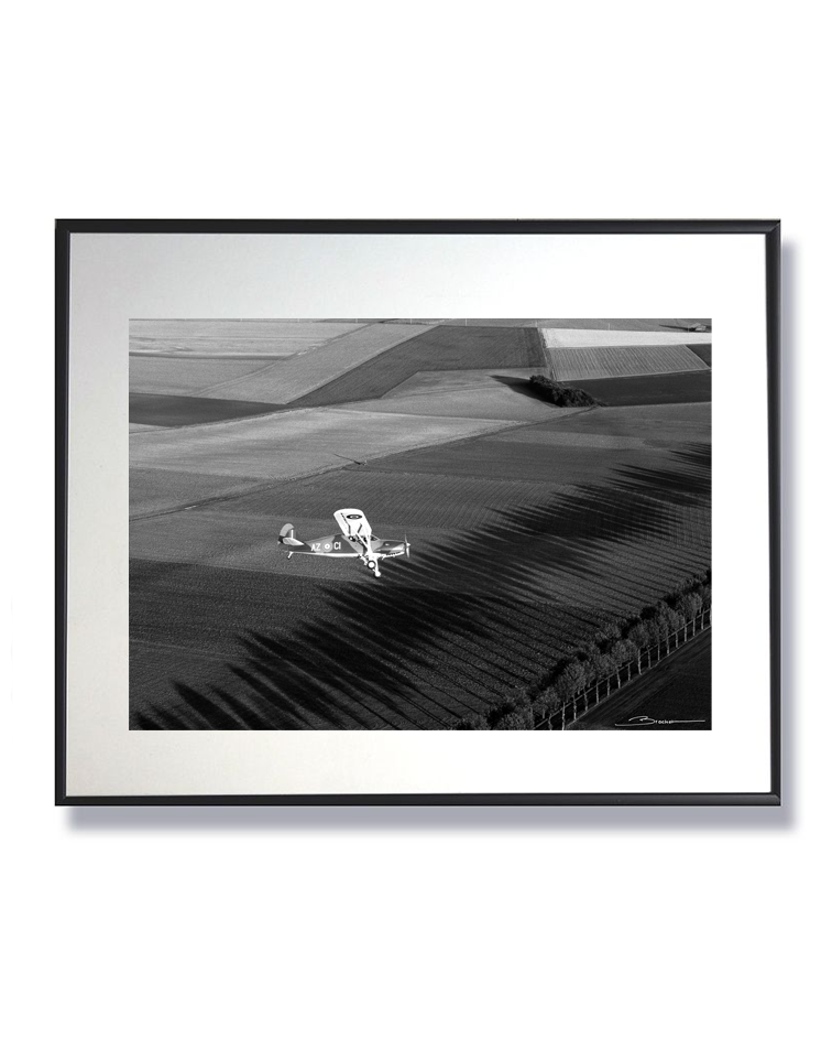 Fairchild au-dessus des champs – La danse des ombres et du vent