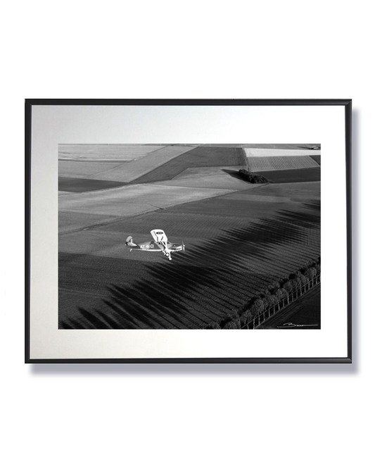 Fairchild au-dessus des champs – La danse des ombres et du vent