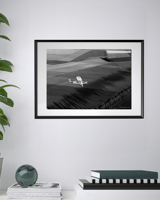 Fairchild au-dessus des champs – La danse des ombres et du vent